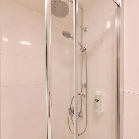 In With Sauna & Swimming Pool Apartman *